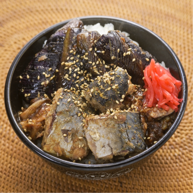 さば味噌と焼きなすのスタミナ丼